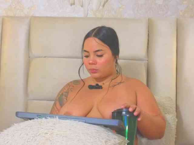 EmilyQueen3xx webcam