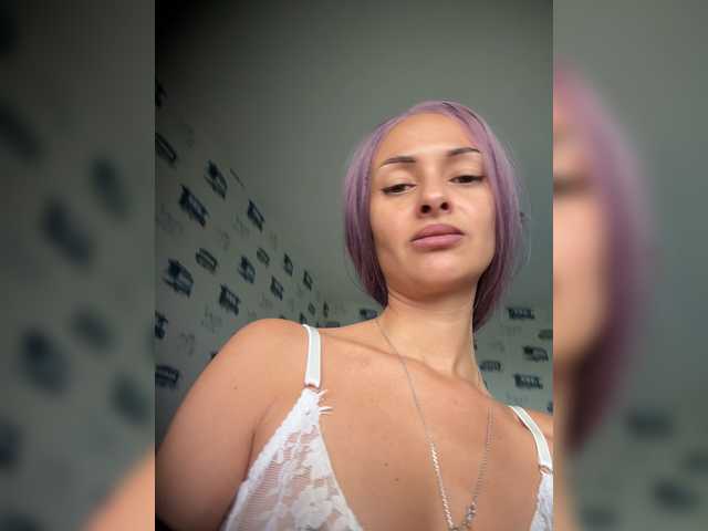 KiraWhite live cam on BongaCams