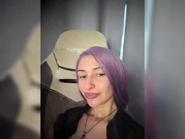 KiraWhite live cam on BongaCams