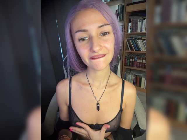 KiraWhite live cam on BongaCams