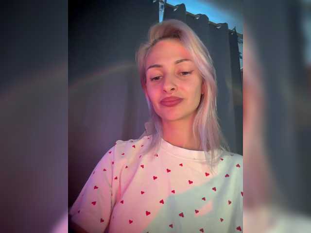 KiraWhite live cam on BongaCams