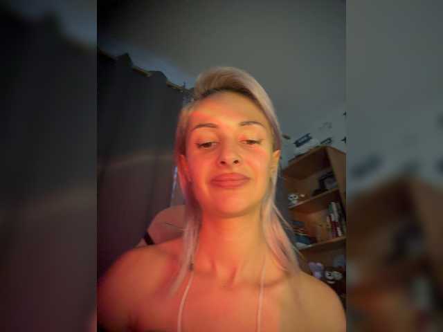 KiraWhite live cam on BongaCams