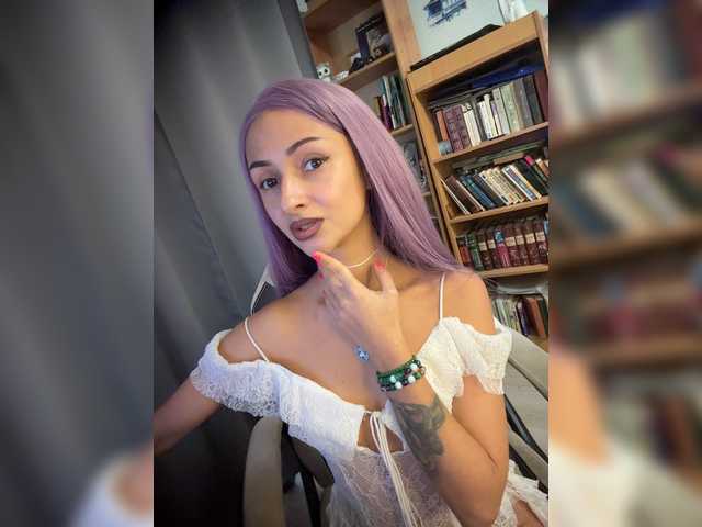 KiraWhite live webcam show