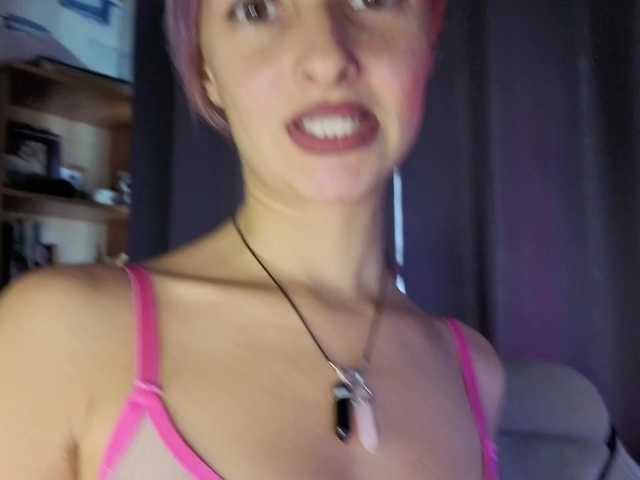 KiraWhite live cam on BongaCams