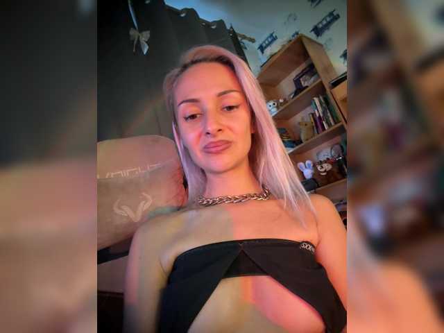 KiraWhite live cam on BongaCams