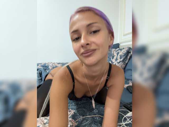 KiraWhite live cam