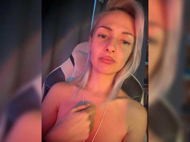 KiraWhite live cam on BongaCams