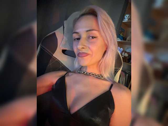 KiraWhite live cam on BongaCams