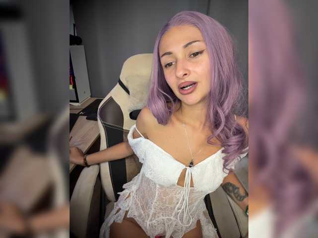 KiraWhite live cam on BongaCams
