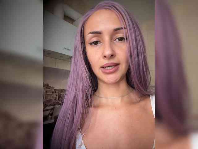 KiraWhite Live Webcam on BongaCams