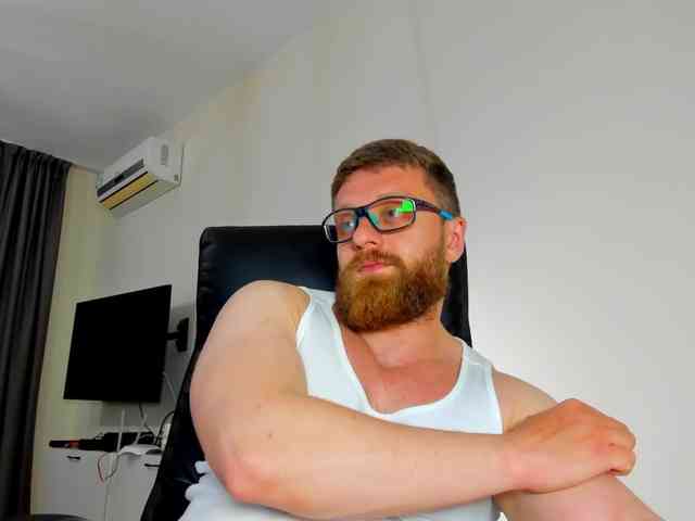 Este modelo está en vivo ahora. iFindomguy