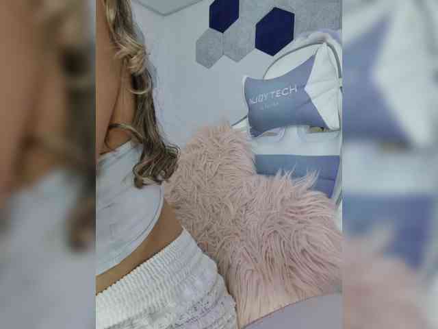 LarisaMaia webcam