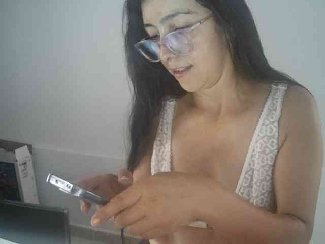 Creamymature webcam