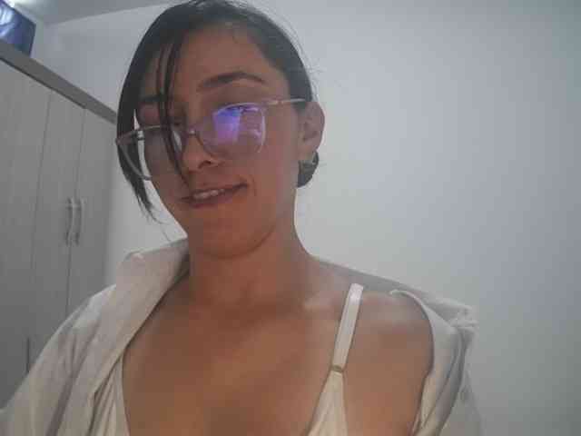 Creamymature webcam