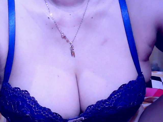 Carmela4u live cam on BongaCams