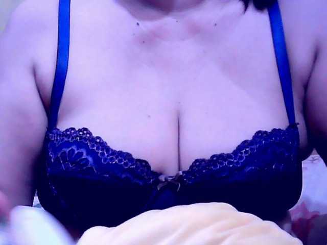 Carmela4u live cam on BongaCams