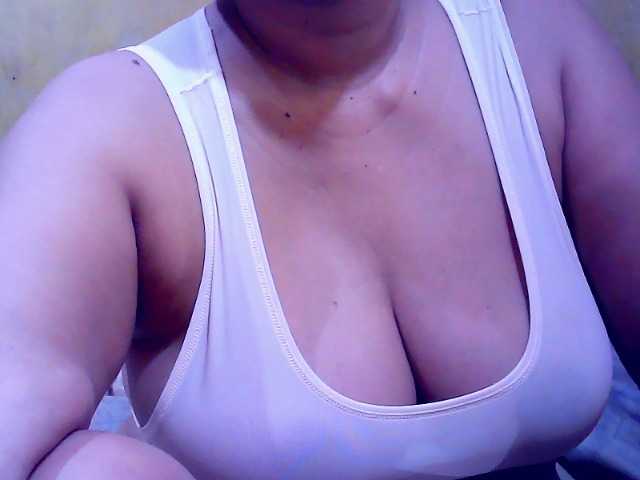 Carmela4u live cam on BongaCams