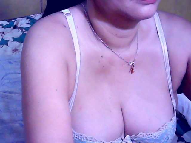 Carmela4u live cam on BongaCams