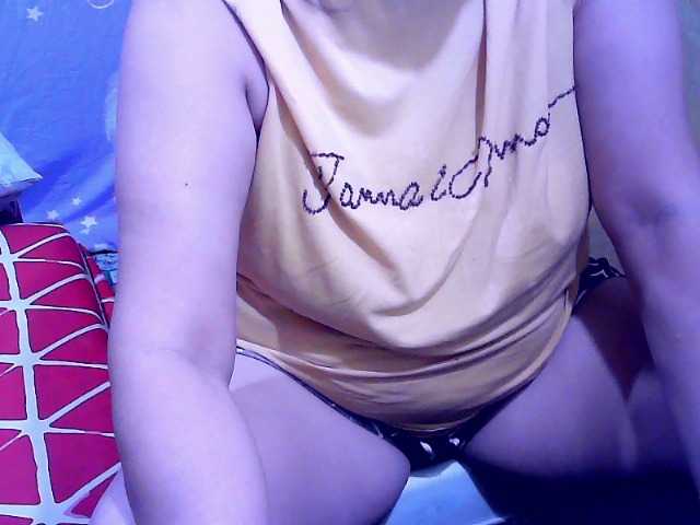 Carmela4u live cam on BongaCams