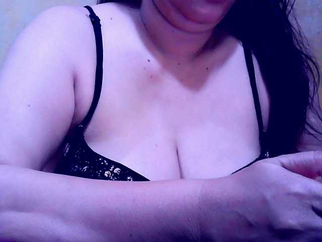 Carmela4u live cam on BongaCams