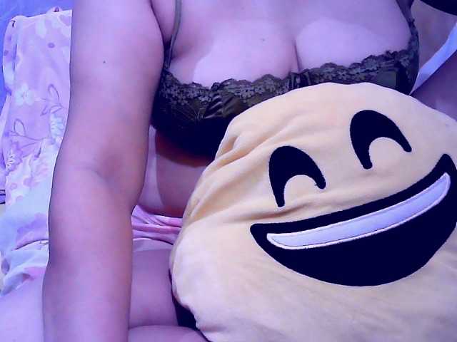 Carmela4u live cam on BongaCams