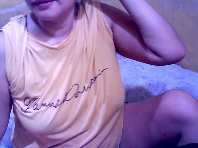 Carmela4u live cam on BongaCams