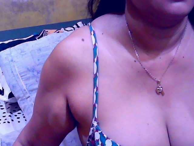 Carmela4u live cam on BongaCams