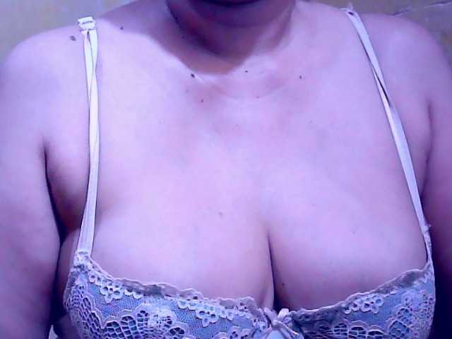 Carmela4u live cam on BongaCams