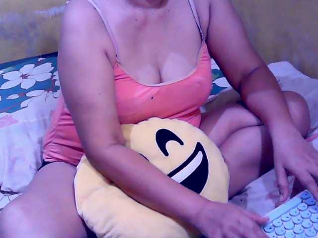 Carmela4u live cam on BongaCams