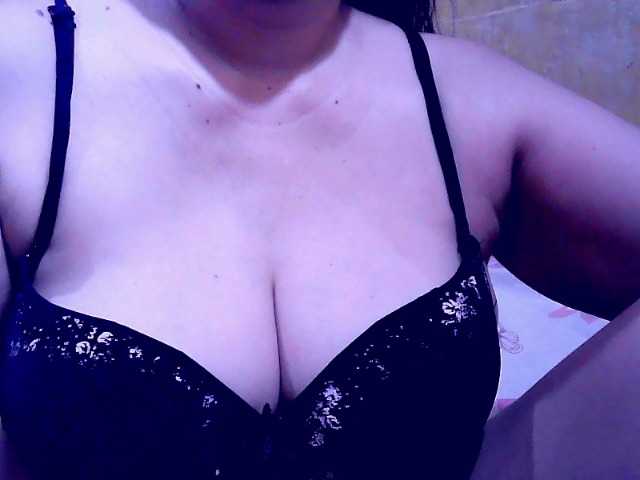 Carmela4u live cam on BongaCams
