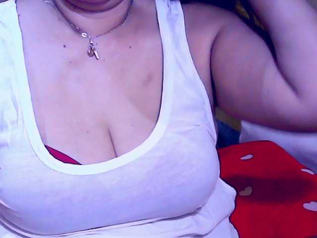 Carmela4u live cam on BongaCams
