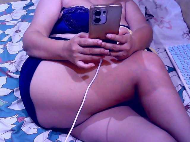 Carmela4u live cam on BongaCams