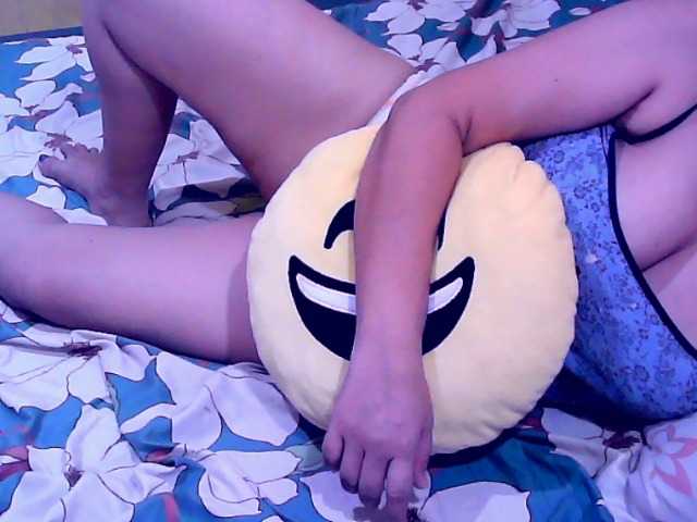 Carmela4u live cam on BongaCams