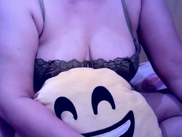Carmela4u live cam on BongaCams