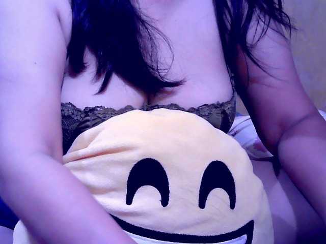 Carmela4u live cam on BongaCams