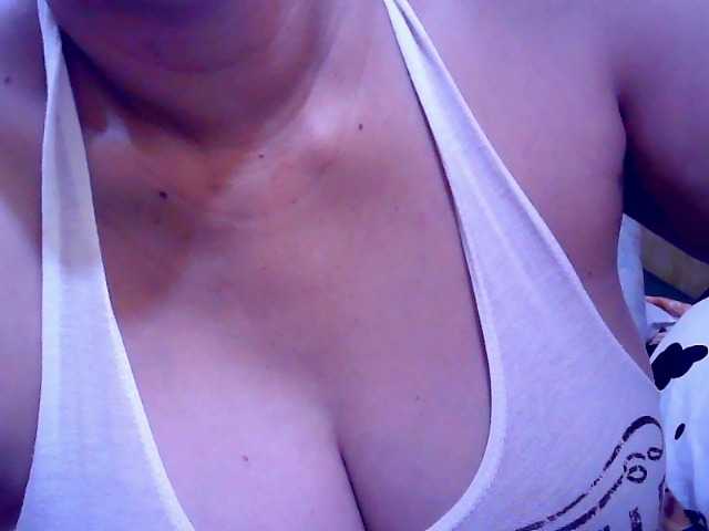Carmela4u live cam on BongaCams