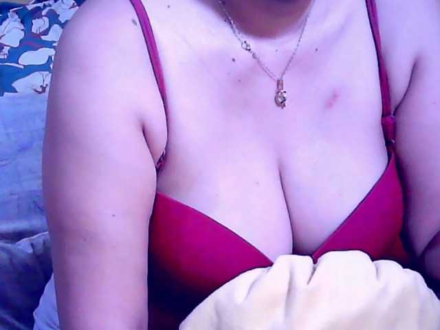 Carmela4u live cam on BongaCams