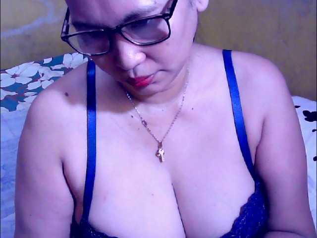 Carmela4u live cam on BongaCams