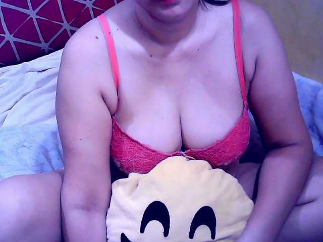 Carmela4u live cam on BongaCams