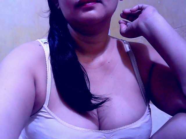 Carmela4u live cam on BongaCams