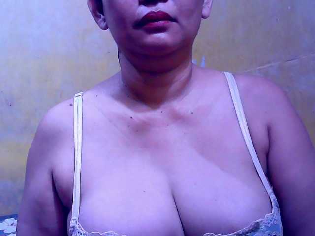 Carmela4u live cam on BongaCams