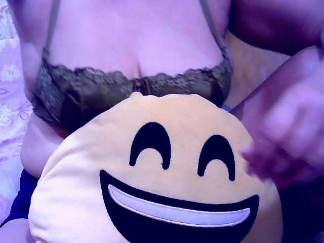 Carmela4u live cam on BongaCams