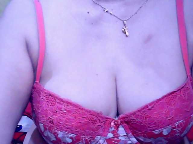 Carmela4u live cam on BongaCams