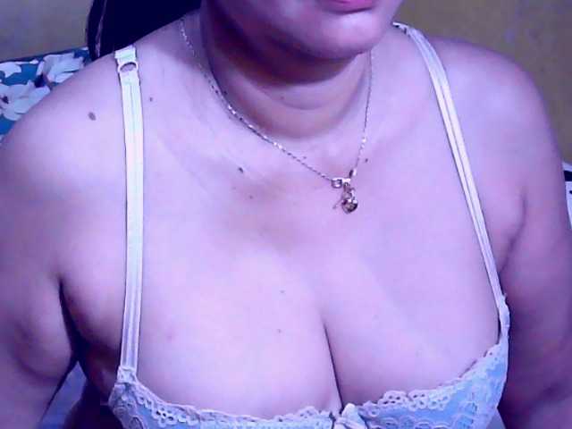 Carmela4u live cam on BongaCams