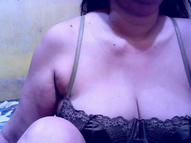 Carmela4u live cam on BongaCams
