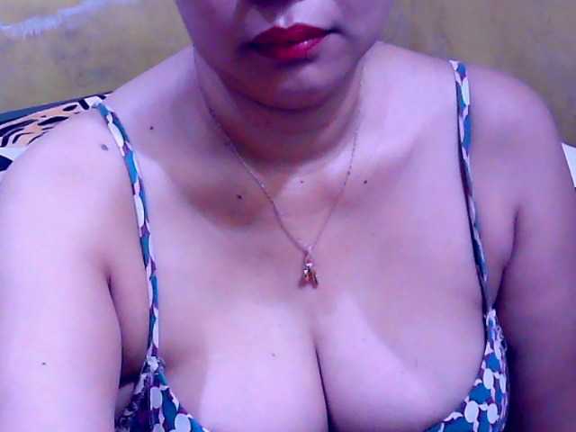 Carmela4u live cam on BongaCams