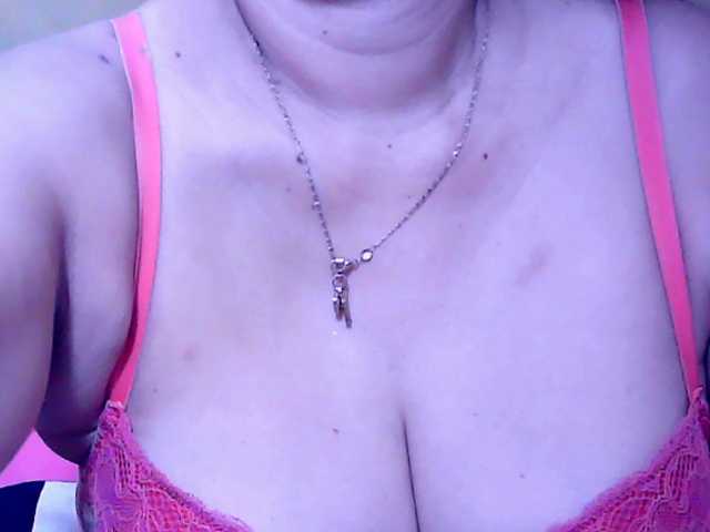 Carmela4u live cam on BongaCams