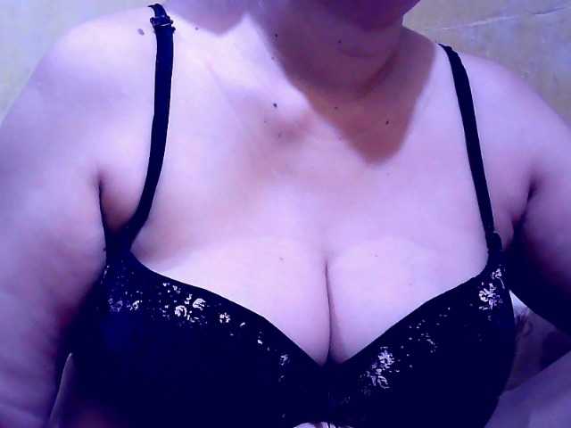 Carmela4u live cam on BongaCams