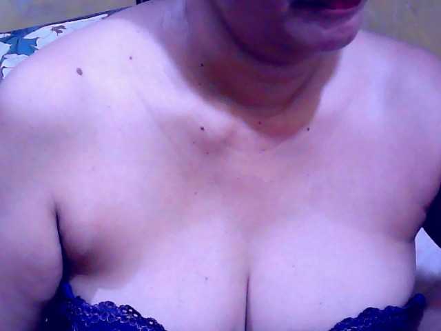 Carmela4u live cam on BongaCams