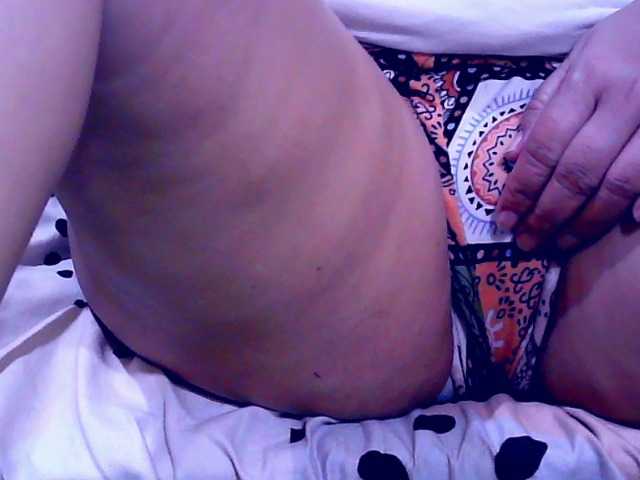 Carmela4u live cam on BongaCams
